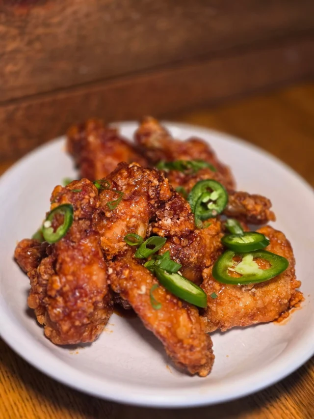 New Wing Drop🚨:
Golden Seoul -

Crispy, sticky, and just the right kick—sweet honey heat, tangy gochujang glaze, finished with fresh green onion + serrano for that extra bite. Perfect for sharing… or not. 

7 days a week! 11AM- 9PM
Open daily for lunch or dinner🥪 
🍔 We’re delivering through Door dash and Uber Eats!

 #KoreanWings #Gochujang #ChickenWings  #Foodie  #Foodstagram