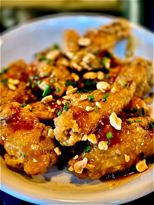 🚨Corktown Wing Drop! Peanut butter and jelly! Korean fried chicken wings, house peanut satay sauce and strawberry glaze, peanuts, chives!

Available now for 1/2 Priced Apps Tuesdays from 5-close and online takeout or delivering through DoorDash, UberEats and Grub Hub!
#peanutbutter #jelly #wings #peanutbutterandjealous #foodies